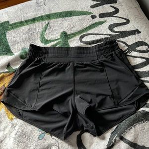 Lululemon Hotty Hot High-Rise 2.5” short. Size 6.